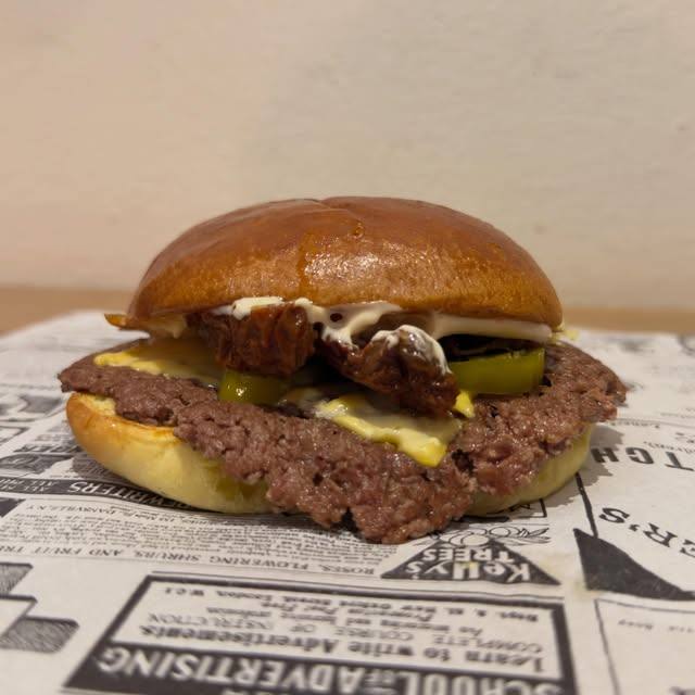 Smash burger d'Alpa sobre paper de diari