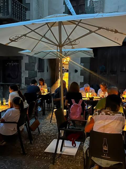 Terrassa de Tse Tse a la Plaça Vella de Torelló, de nit