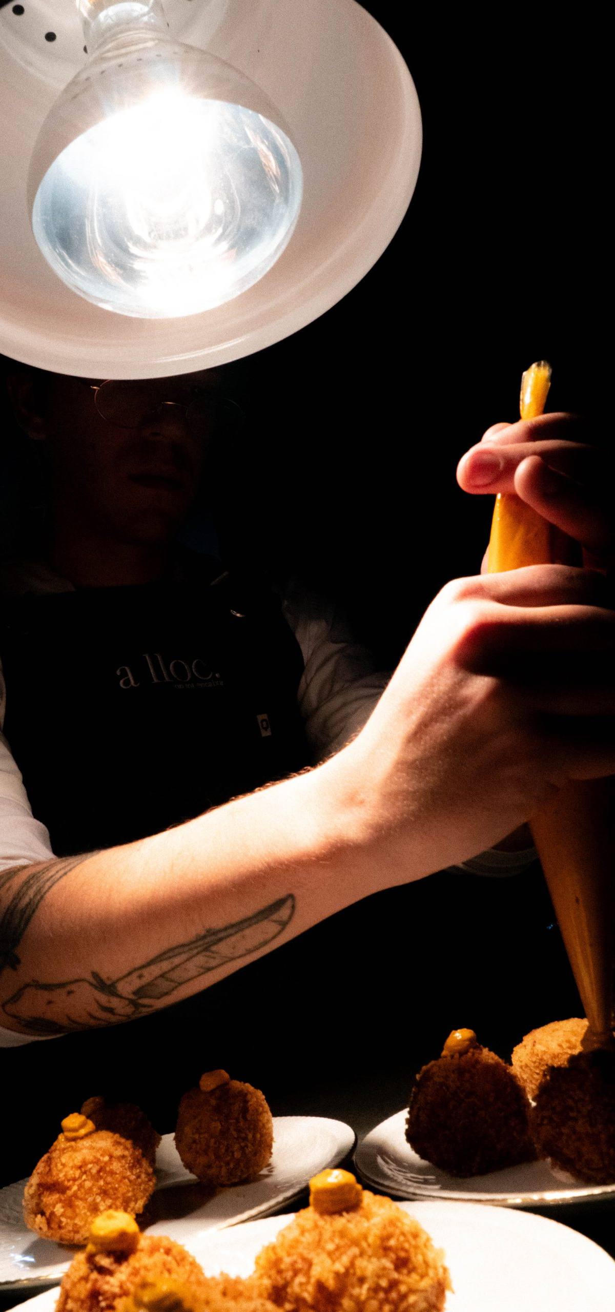 Cuiner d'A Lloc emplatant croquetes de fricandó
