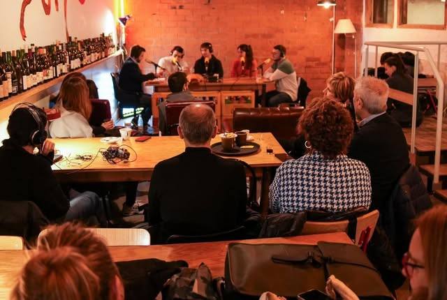 Gent a la sala de L’Animal